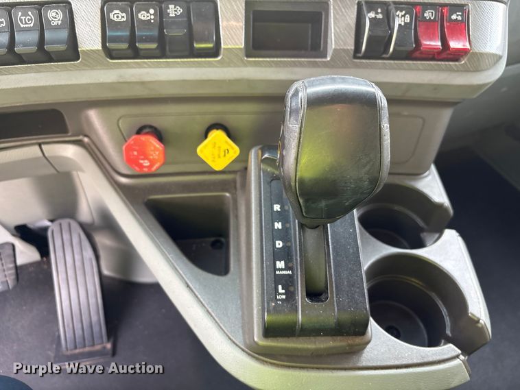 image for item YA1858 2018 Kenworth T680 semi truck
