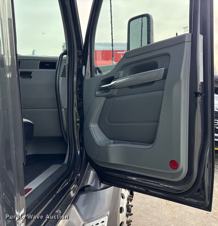 image for item YA1858 2018 Kenworth T680 semi truck
