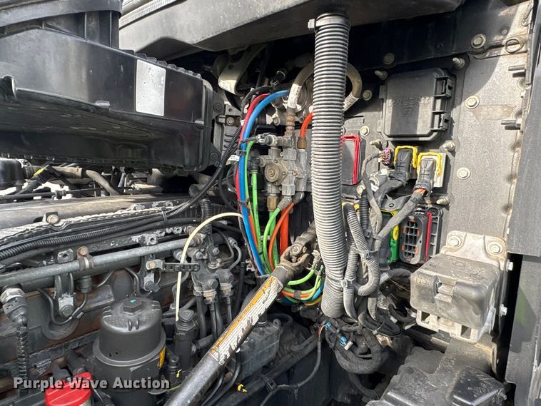 image for item YA1858 2018 Kenworth T680 semi truck