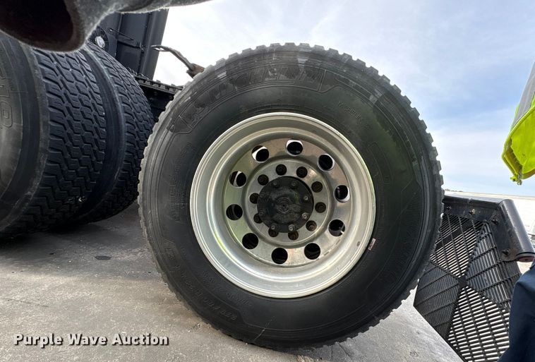 image for item YA1858 2018 Kenworth T680 semi truck