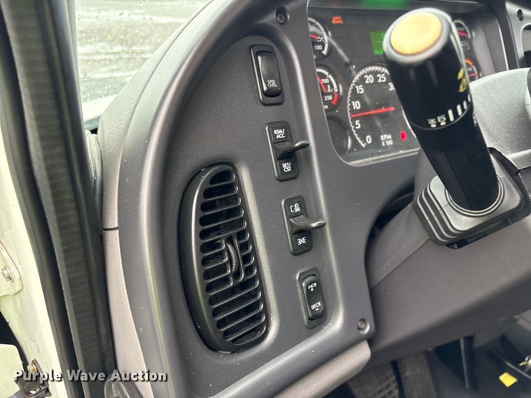 image for item YA2016 2019 Freightliner Business Class M2 box truck