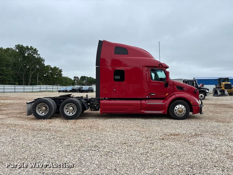 image for item YA2129 2021 Peterbilt 579 semi truck