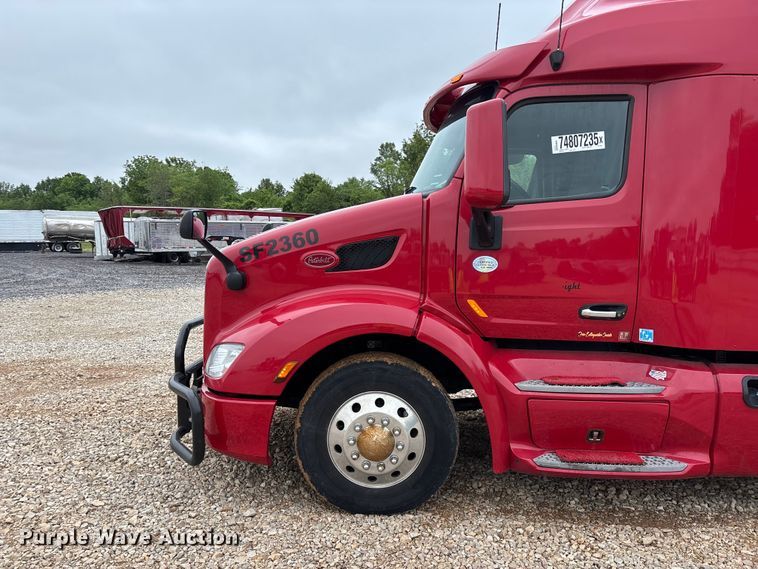 image for item YA2129 2021 Peterbilt 579 semi truck