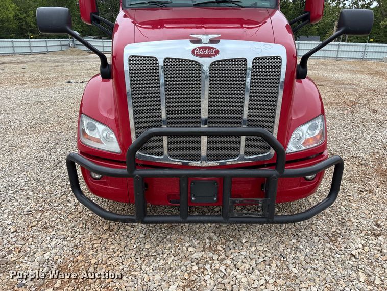 image for item YA2129 2021 Peterbilt 579 semi truck