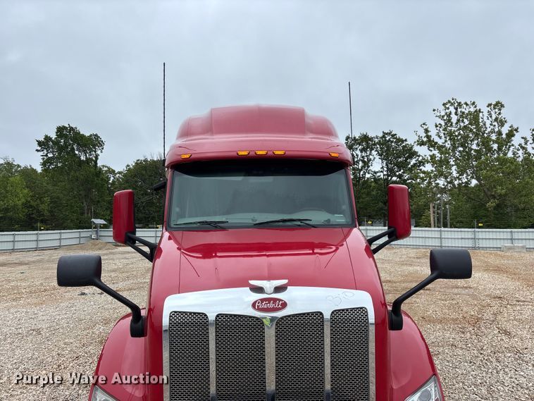 image for item YA2129 2021 Peterbilt 579 semi truck