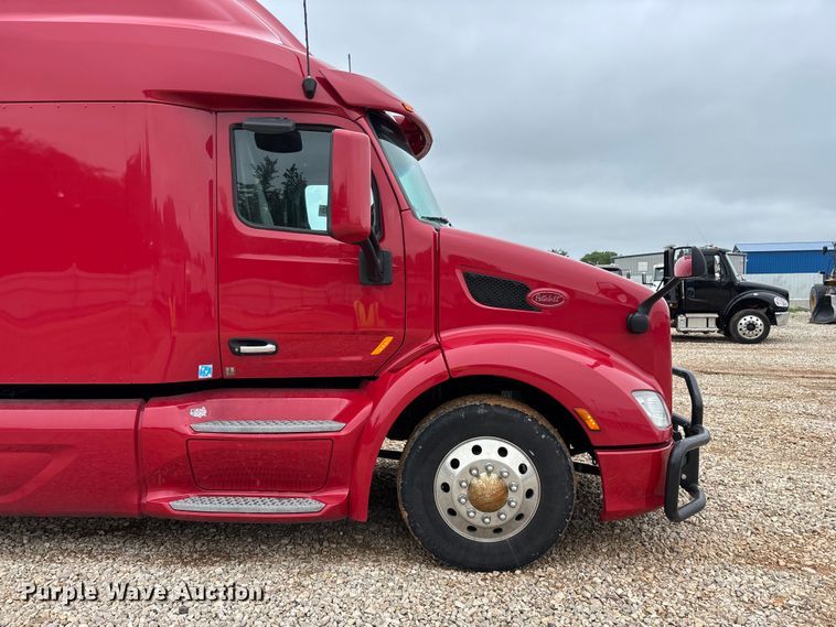 image for item YA2129 2021 Peterbilt 579 semi truck
