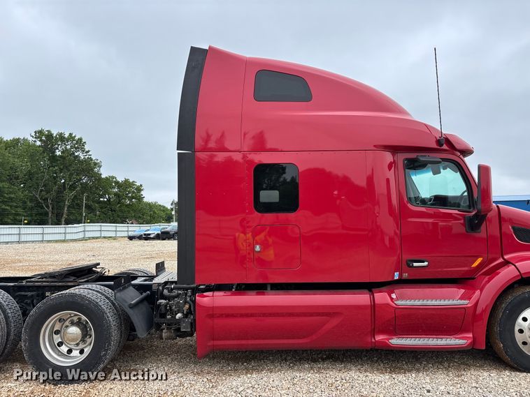 image for item YA2129 2021 Peterbilt 579 semi truck