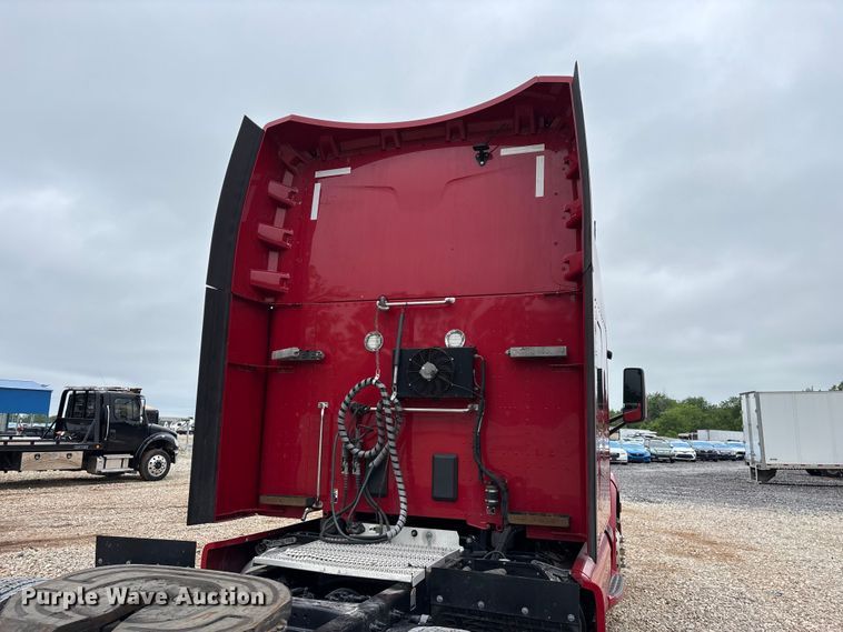 image for item YA2129 2021 Peterbilt 579 semi truck