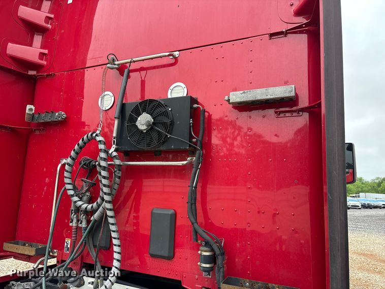 image for item YA2129 2021 Peterbilt 579 semi truck