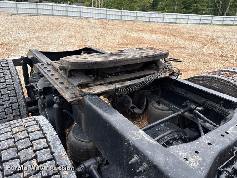 image for item YA2129 2021 Peterbilt 579 semi truck