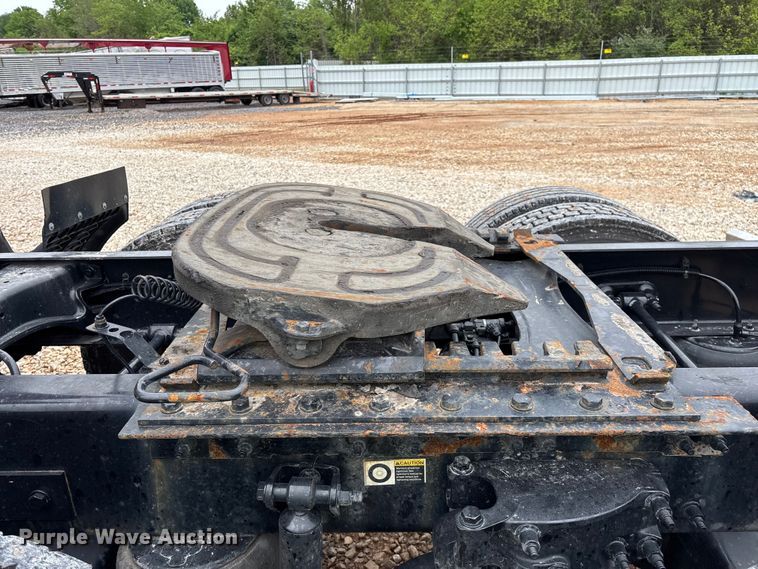 image for item YA2129 2021 Peterbilt 579 semi truck