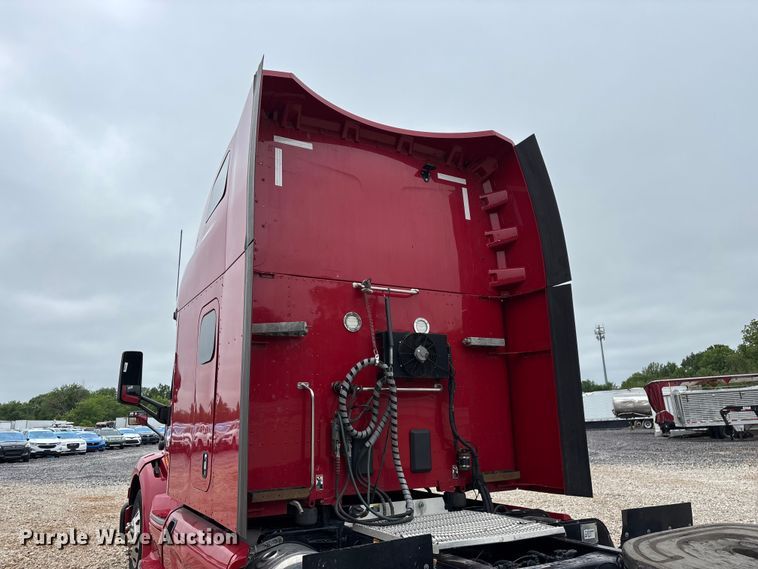image for item YA2129 2021 Peterbilt 579 semi truck