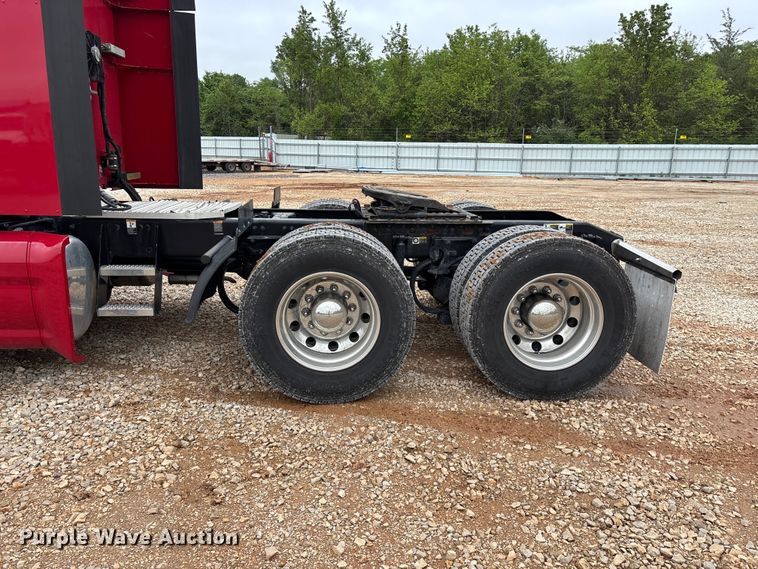 image for item YA2129 2021 Peterbilt 579 semi truck