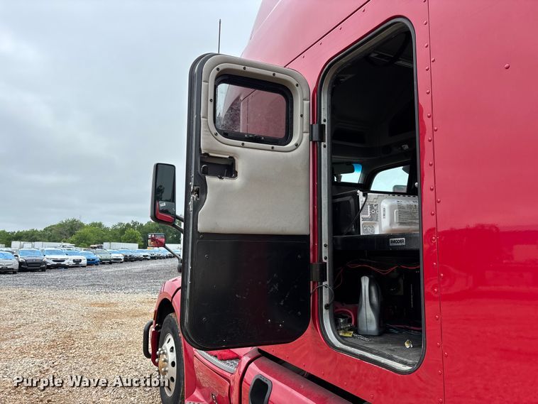 image for item YA2129 2021 Peterbilt 579 semi truck