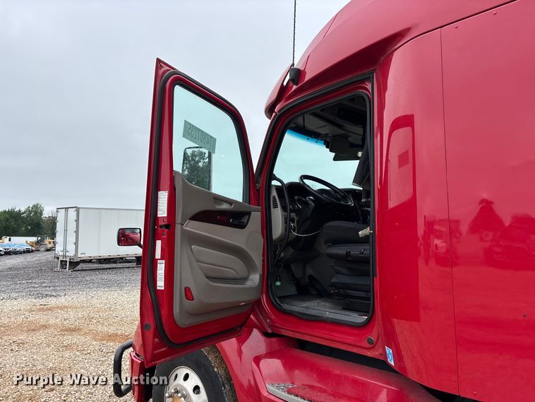 image for item YA2129 2021 Peterbilt 579 semi truck
