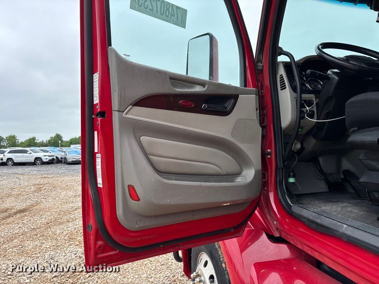 image for item YA2129 2021 Peterbilt 579 semi truck