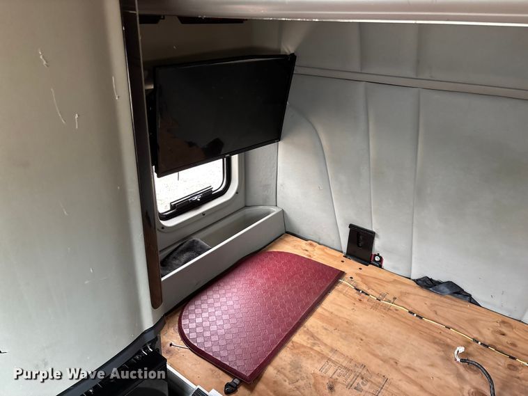 image for item YA2129 2021 Peterbilt 579 semi truck