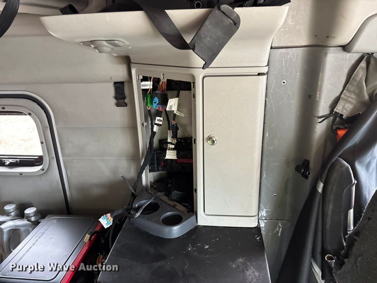 image for item YA2129 2021 Peterbilt 579 semi truck