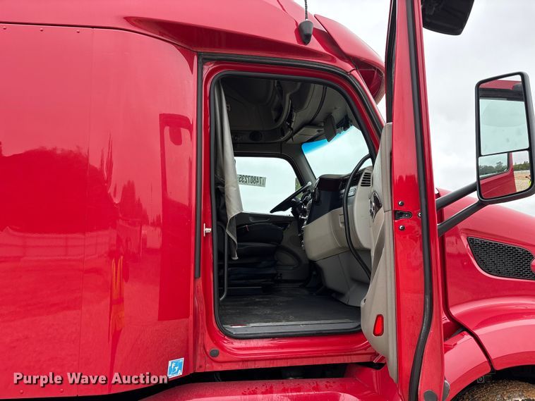 image for item YA2129 2021 Peterbilt 579 semi truck