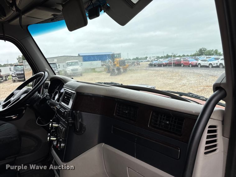 image for item YA2129 2021 Peterbilt 579 semi truck