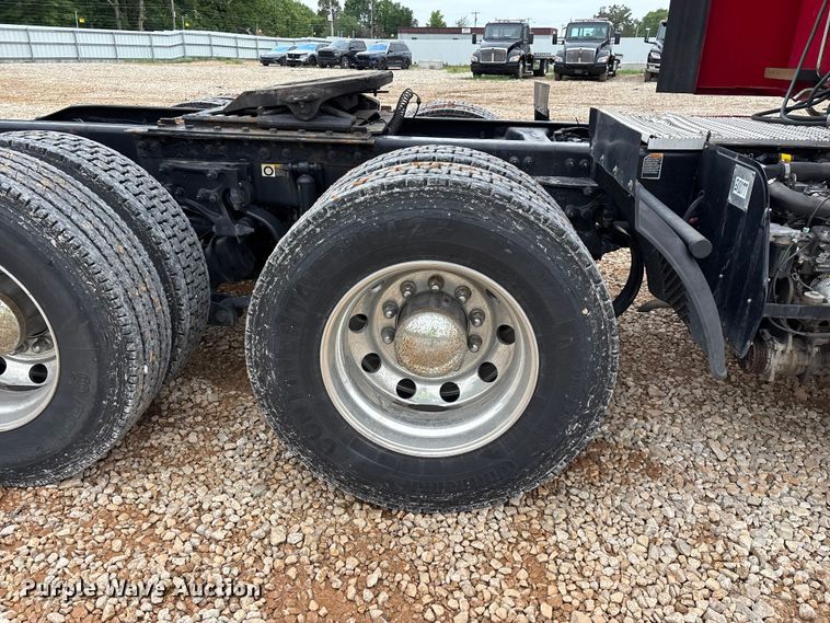 image for item YA2129 2021 Peterbilt 579 semi truck