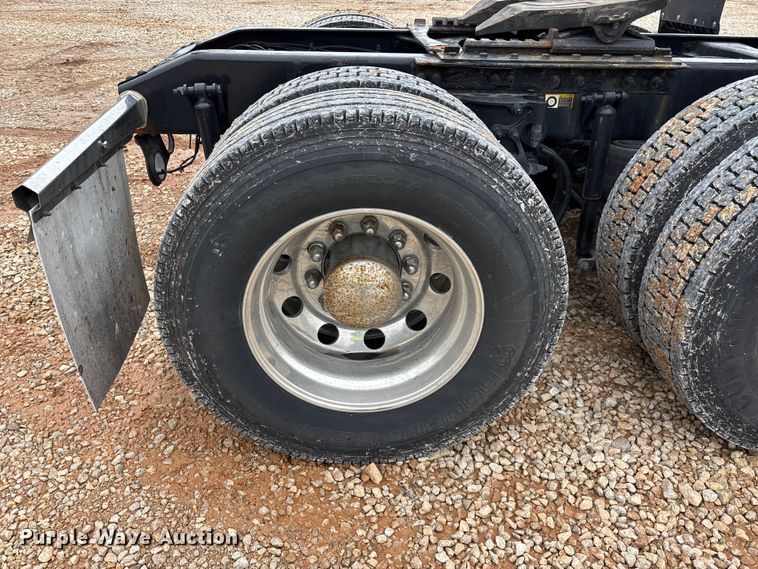 image for item YA2129 2021 Peterbilt 579 semi truck