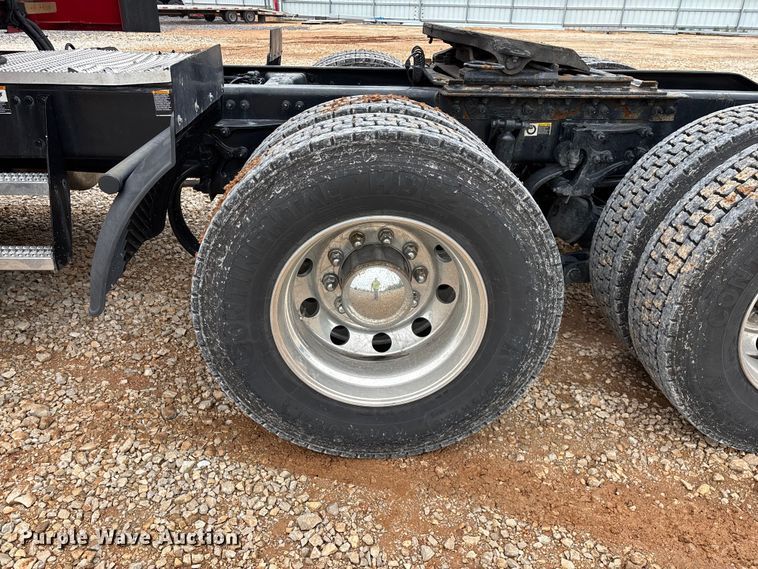image for item YA2129 2021 Peterbilt 579 semi truck