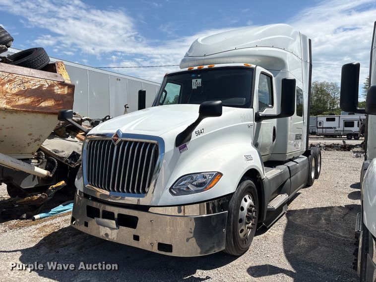 2019 International LT625 semi truck