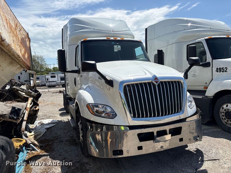 image for item YA2432 2019 International LT625 semi truck