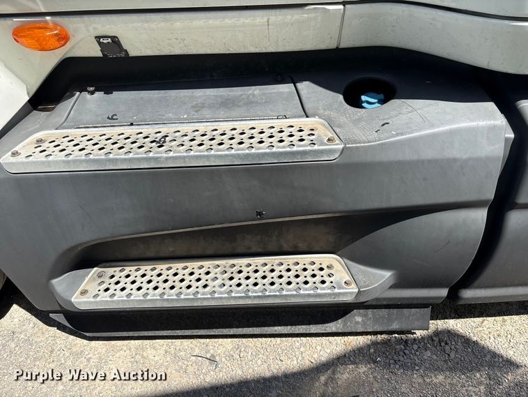 image for item YA2432 2019 International LT625 semi truck