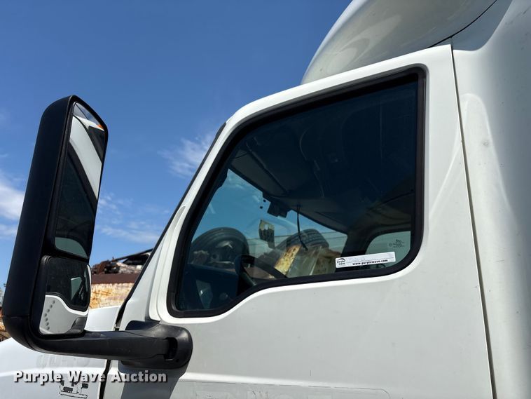 image for item YA2432 2019 International LT625 semi truck
