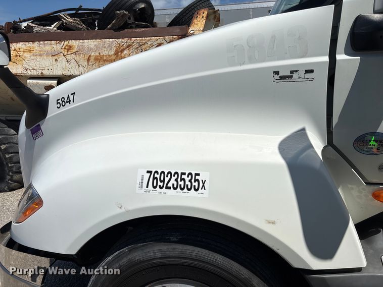 image for item YA2432 2019 International LT625 semi truck