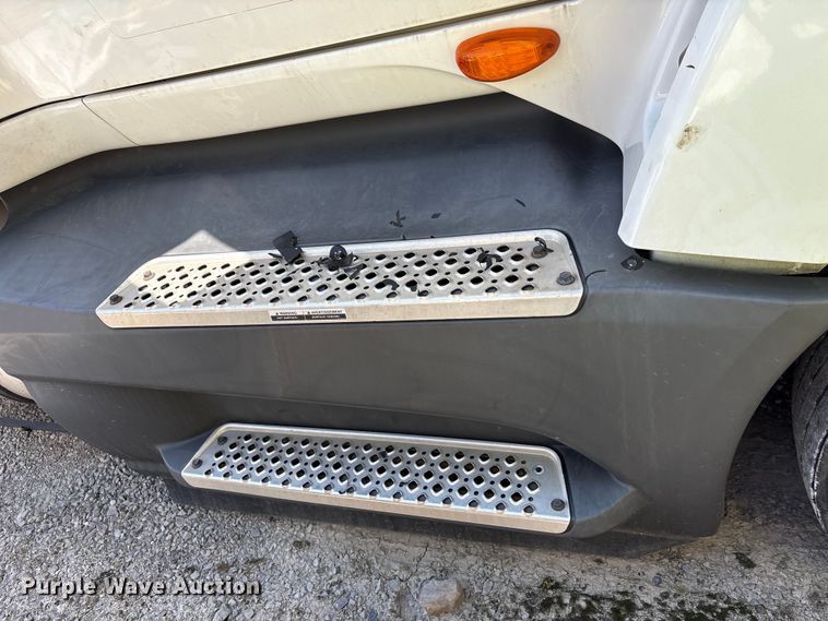 image for item YA2432 2019 International LT625 semi truck