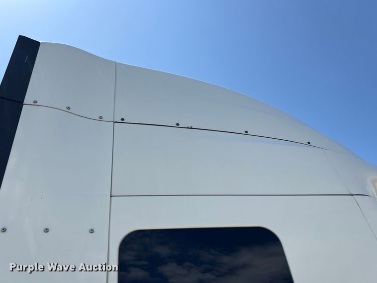 image for item YA2432 2019 International LT625 semi truck