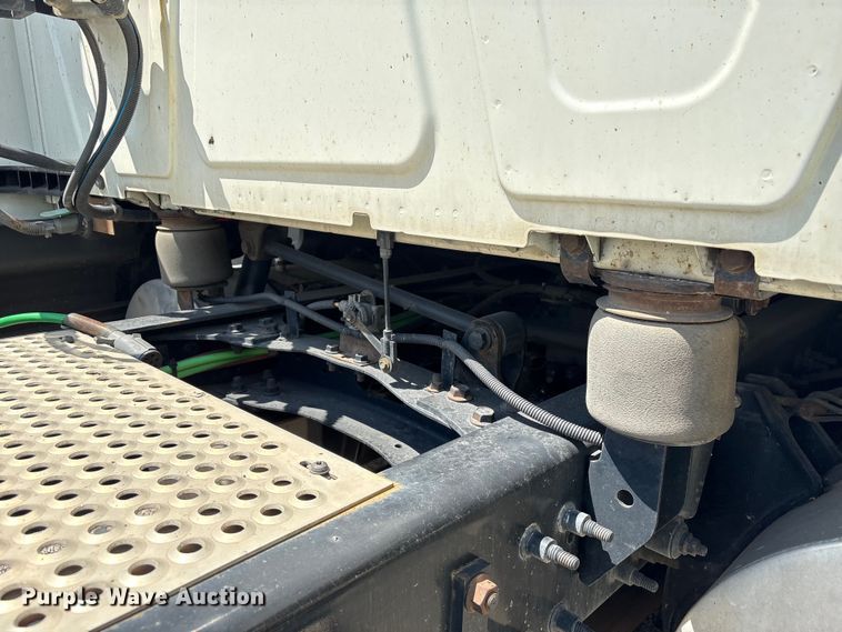 image for item YA2432 2019 International LT625 semi truck