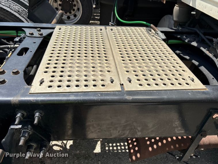 image for item YA2432 2019 International LT625 semi truck
