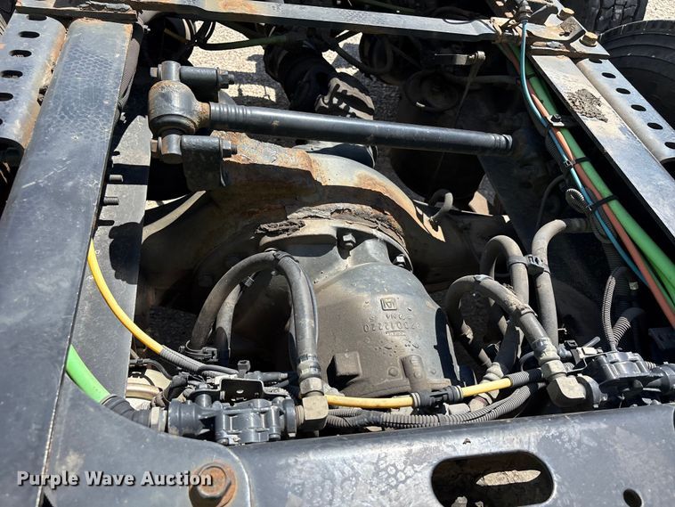 image for item YA2432 2019 International LT625 semi truck