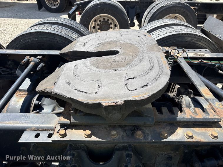 image for item YA2432 2019 International LT625 semi truck