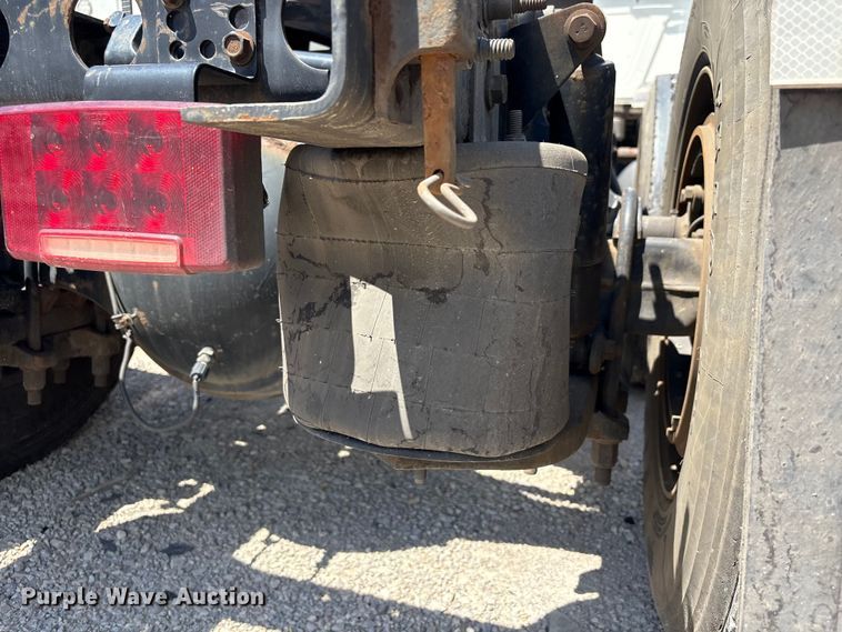 image for item YA2432 2019 International LT625 semi truck
