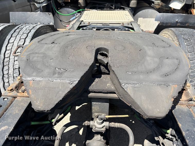 image for item YA2432 2019 International LT625 semi truck