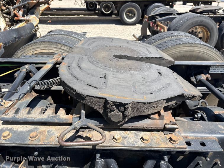image for item YA2432 2019 International LT625 semi truck