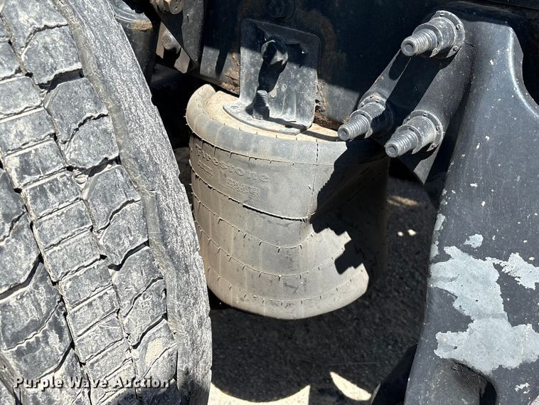 image for item YA2432 2019 International LT625 semi truck