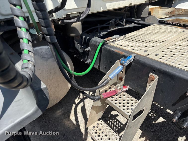 image for item YA2432 2019 International LT625 semi truck