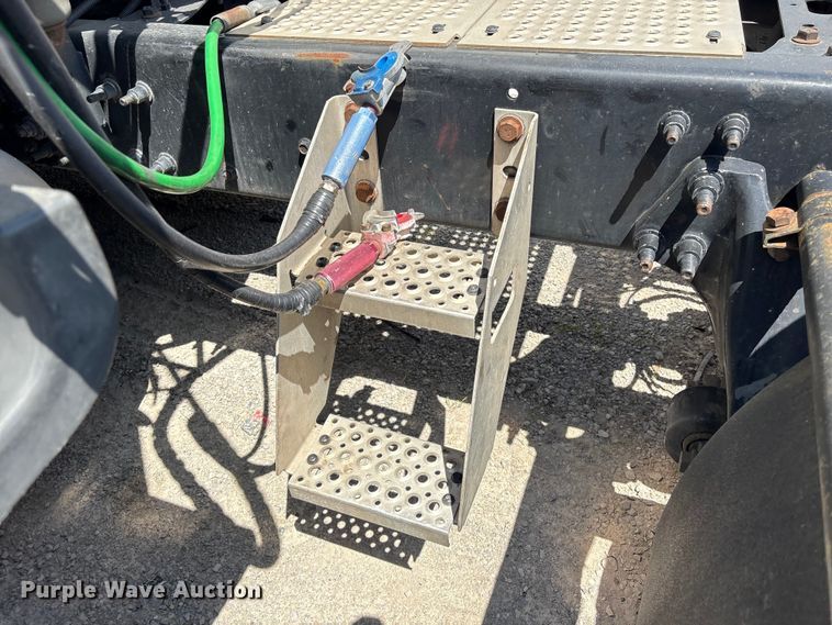 image for item YA2432 2019 International LT625 semi truck
