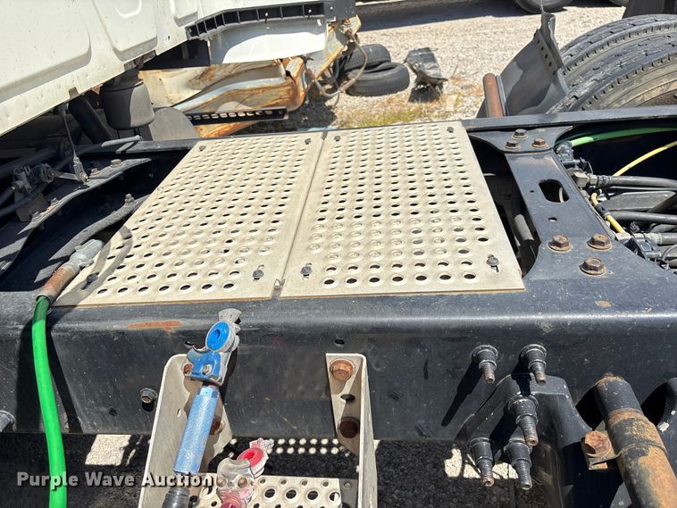 image for item YA2432 2019 International LT625 semi truck