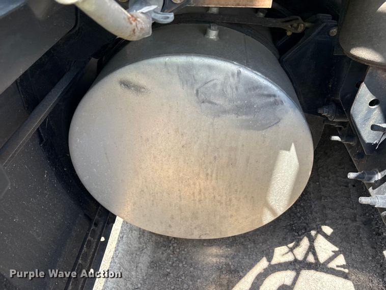 image for item YA2432 2019 International LT625 semi truck