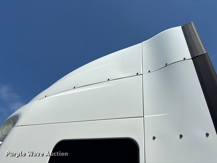 image for item YA2432 2019 International LT625 semi truck