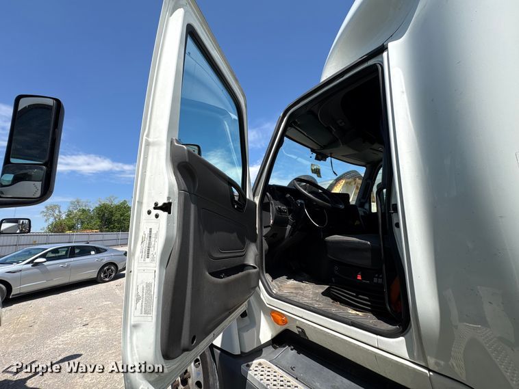 image for item YA2432 2019 International LT625 semi truck