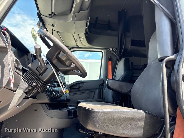 image for item YA2432 2019 International LT625 semi truck