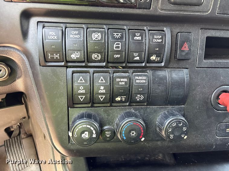 image for item YA2432 2019 International LT625 semi truck